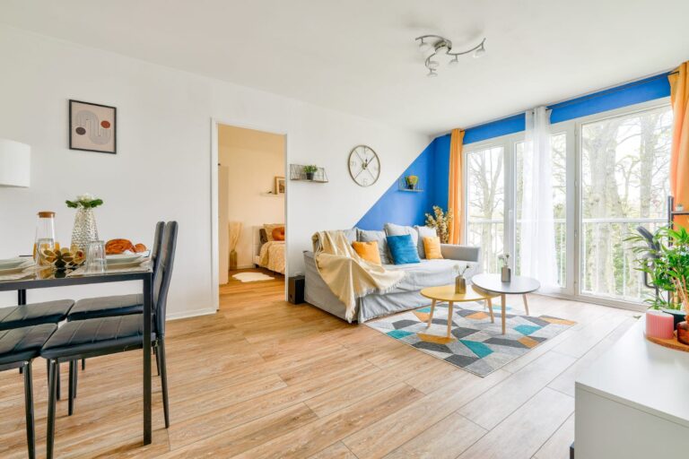Chambre confortable de l’appartement Le Cosy Yellow à Évry avec lit double et déco moderne