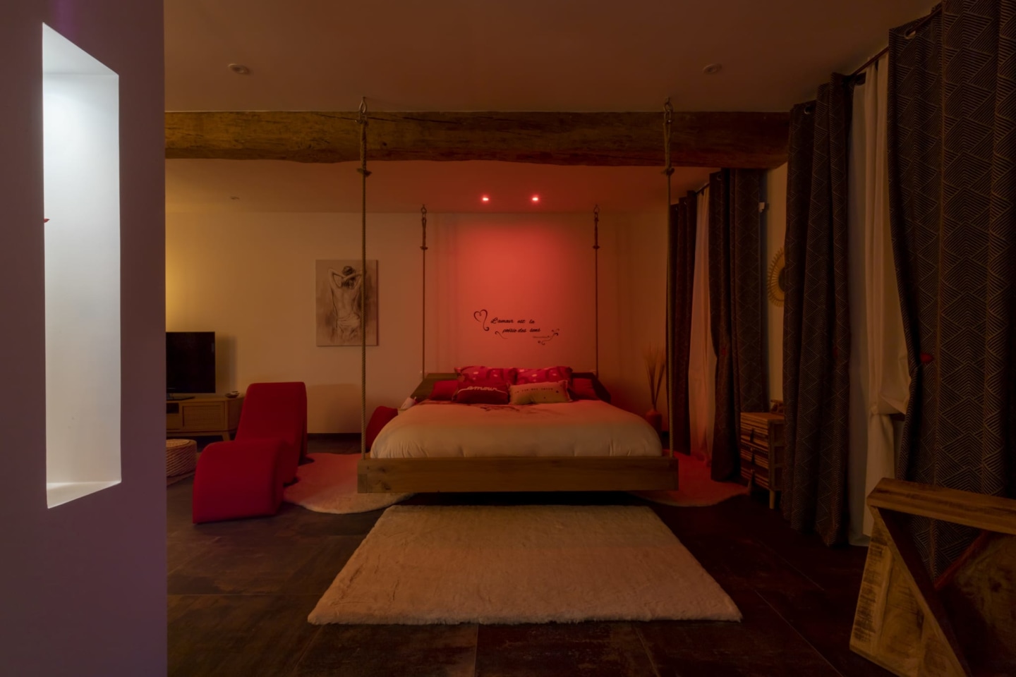 Loveroom romantique avec spa privatif à Étigny pour couples